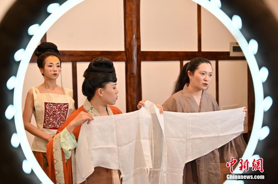 中国伝統民族衣装の美を再現する漢服復元チームの若者たち　広西