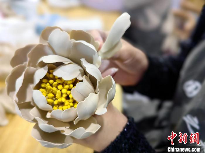 色鮮やかに咲く磁器の牡丹　「中国牡丹の都」山東省菏沢
