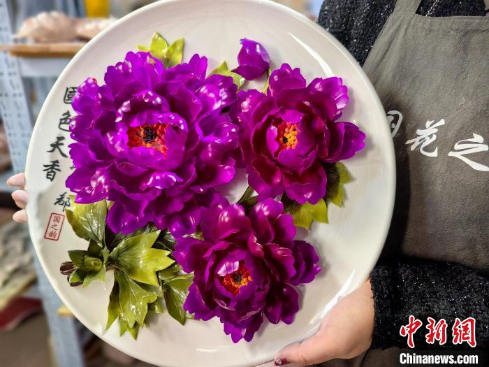 色鮮やかに咲く磁器の牡丹　「中国牡丹の都」山東省菏沢