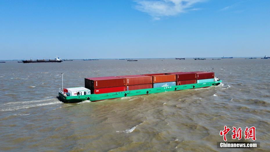 中国国内初の純電動式河川コンテナ船「江遠百合」が初航行　江蘇省