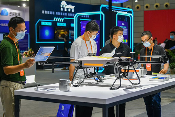 2022年8月11日、中国地理情報産業会議、第1回中国地理情報ハイテク成果展の「華測」航空機搭載ライダーシステム。（撮影・袁兵）