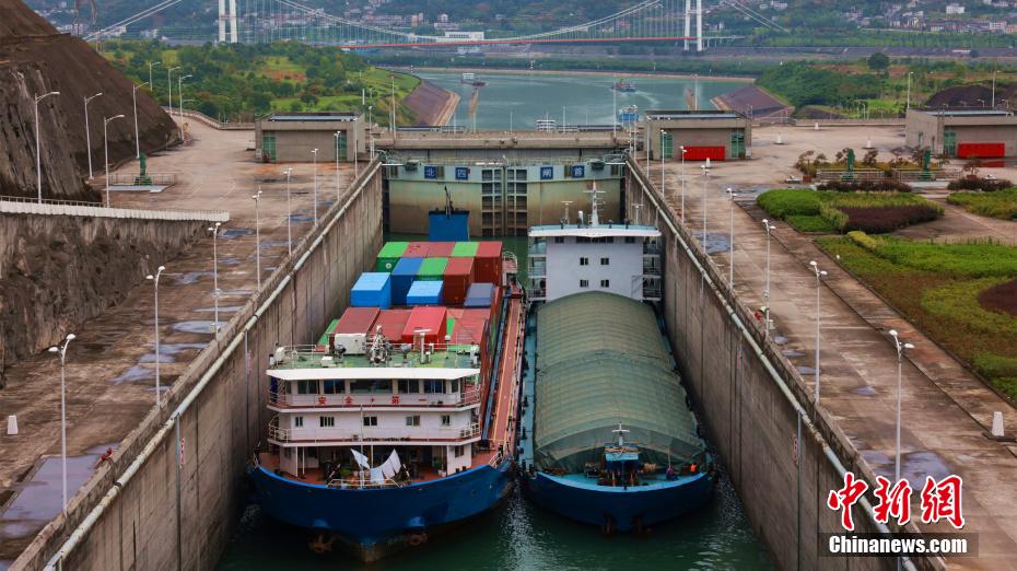 三峡ダムの航行関連施設の取り扱い貨物量が延べ約18億トンに