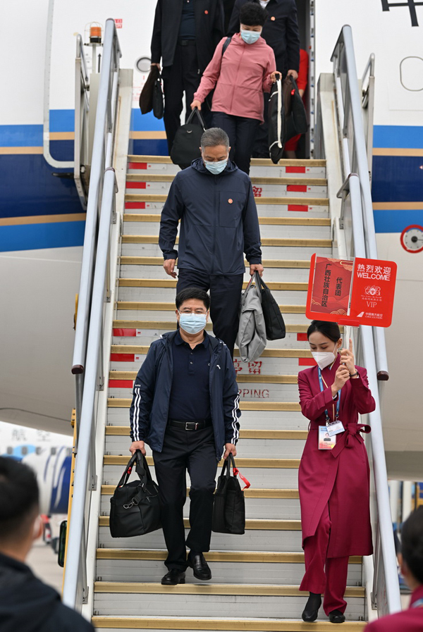 第20回党大会の代表が続々と北京に到着