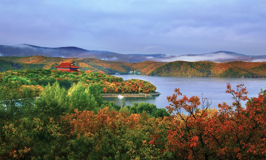 色鮮やかな秋景色広がる黒竜江省鏡泊湖（撮影・陳守政）。