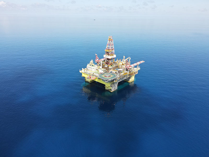 「宝島21-1」事前調査井を掘削・調査する深海石油掘削プラットフォーム「海洋石油982」。（画像提供は取材先）