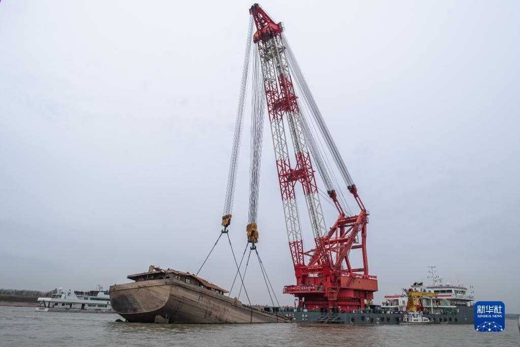 長江主流で沈没船の引き揚げ作業を初めて実施　湖北省武漢