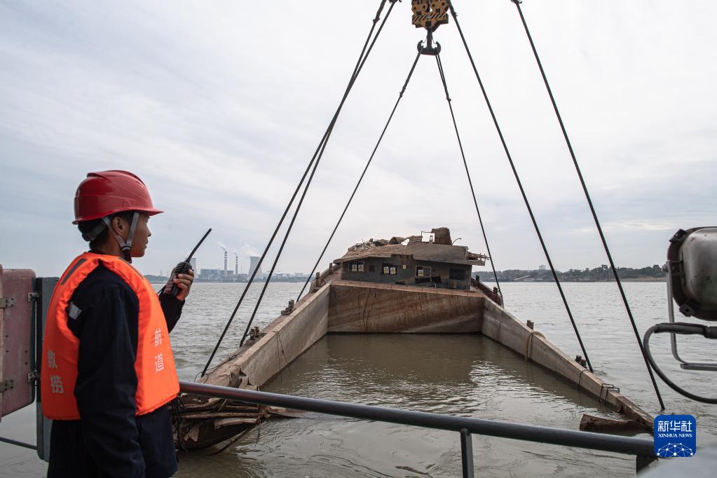 長江主流で沈没船の引き揚げ作業を初めて実施　湖北省武漢