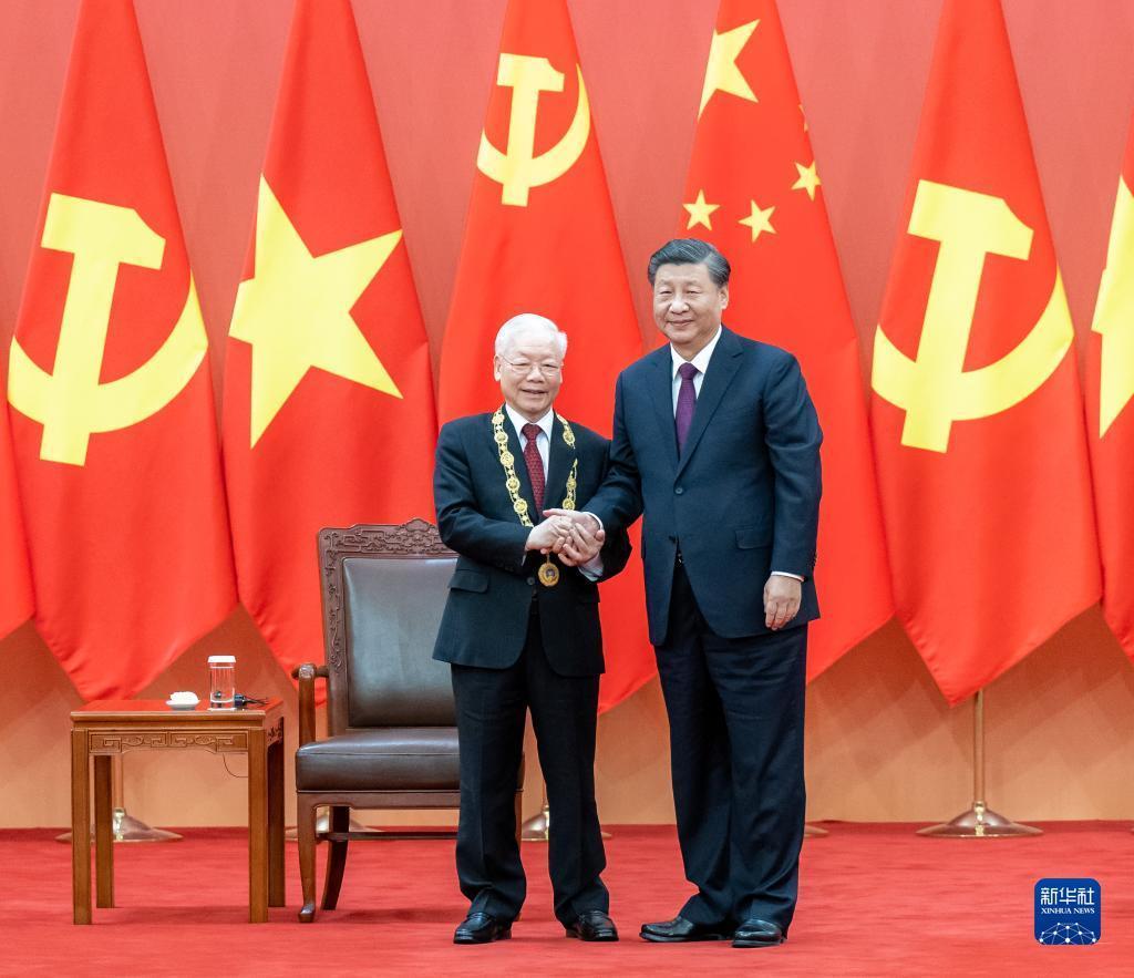 習近平総書記がベトナム共産党のグエン・フー・チョン書記長に友誼勲章を授与