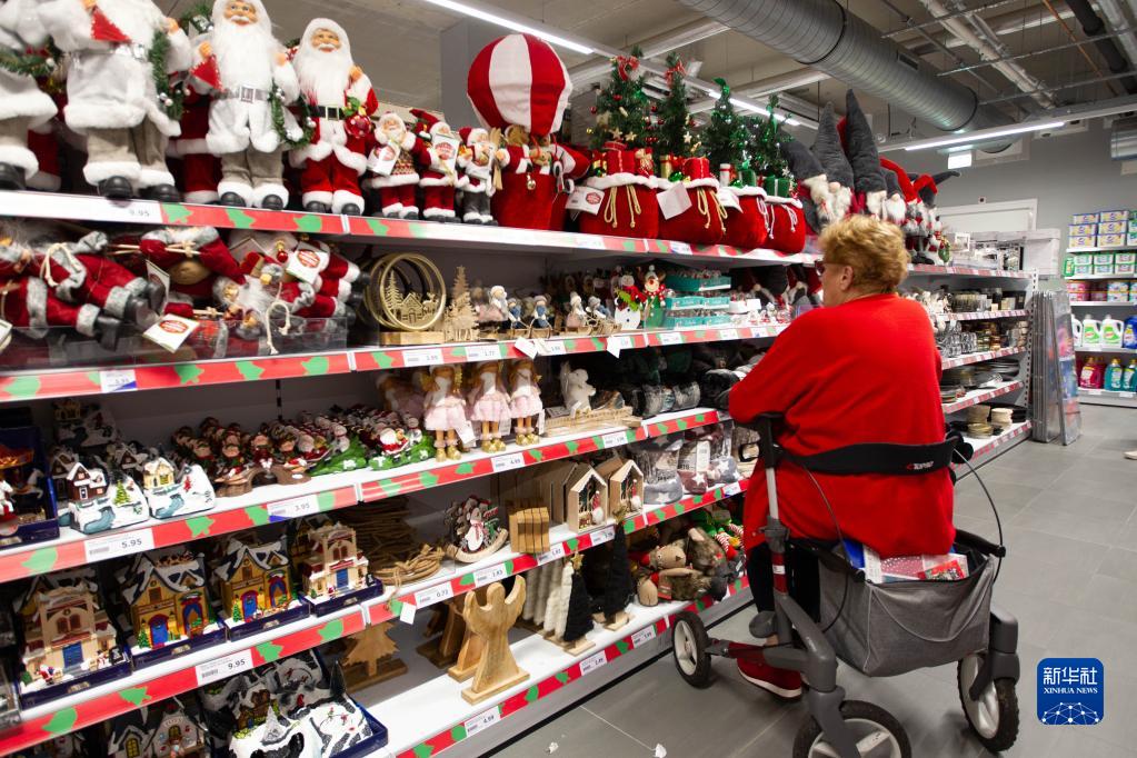 オランダのハールレムにあるスーパーマーケットで、中国製クリスマス用品を購入する買物客（10月29日撮影）。