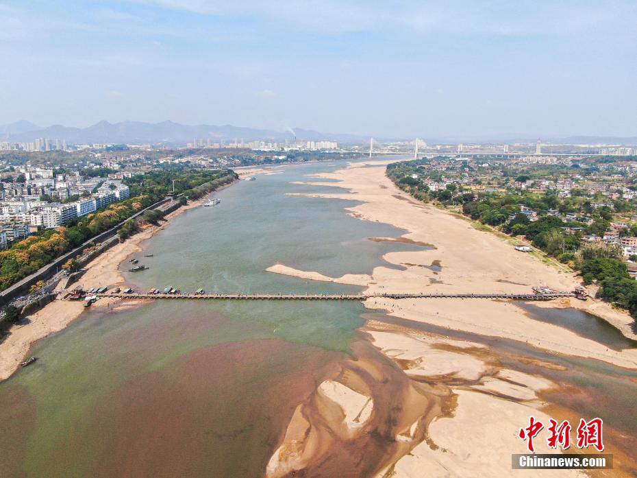 上空から撮影した贛州東河浮橋（撮影・劉力鑫）。