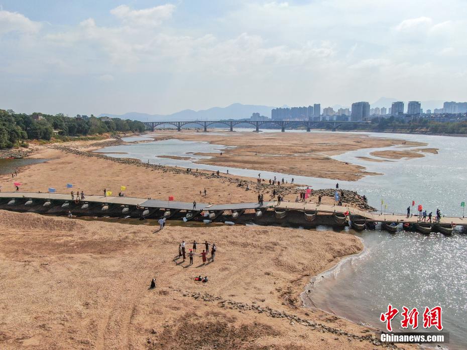 贛江支流の貢江で半分が水、半分が砂に架かる浮橋　江西省贛州