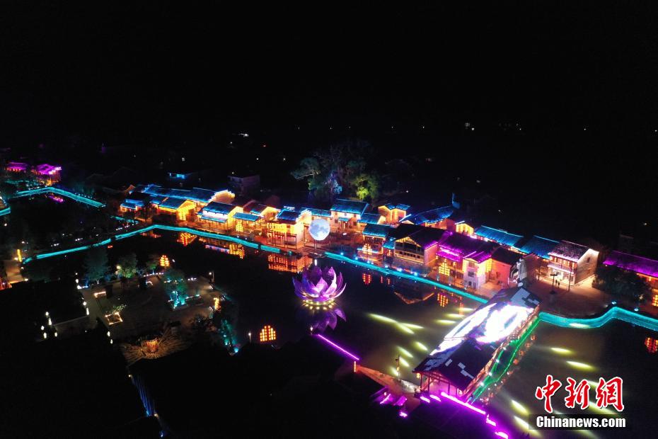 伝統建築を現代照明が照らし出す魅惑的な夜景　江西省楽安・流坑村