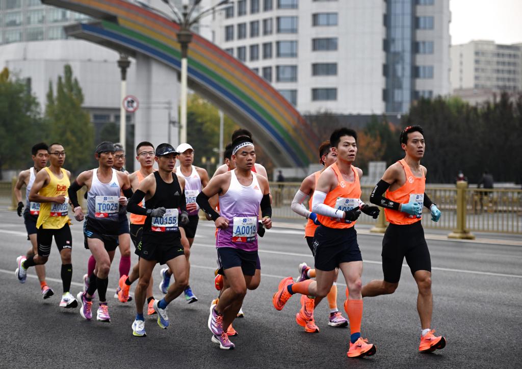 完走サポーターたちが86歳のランナーに伴走してゴール！　北京マラソン