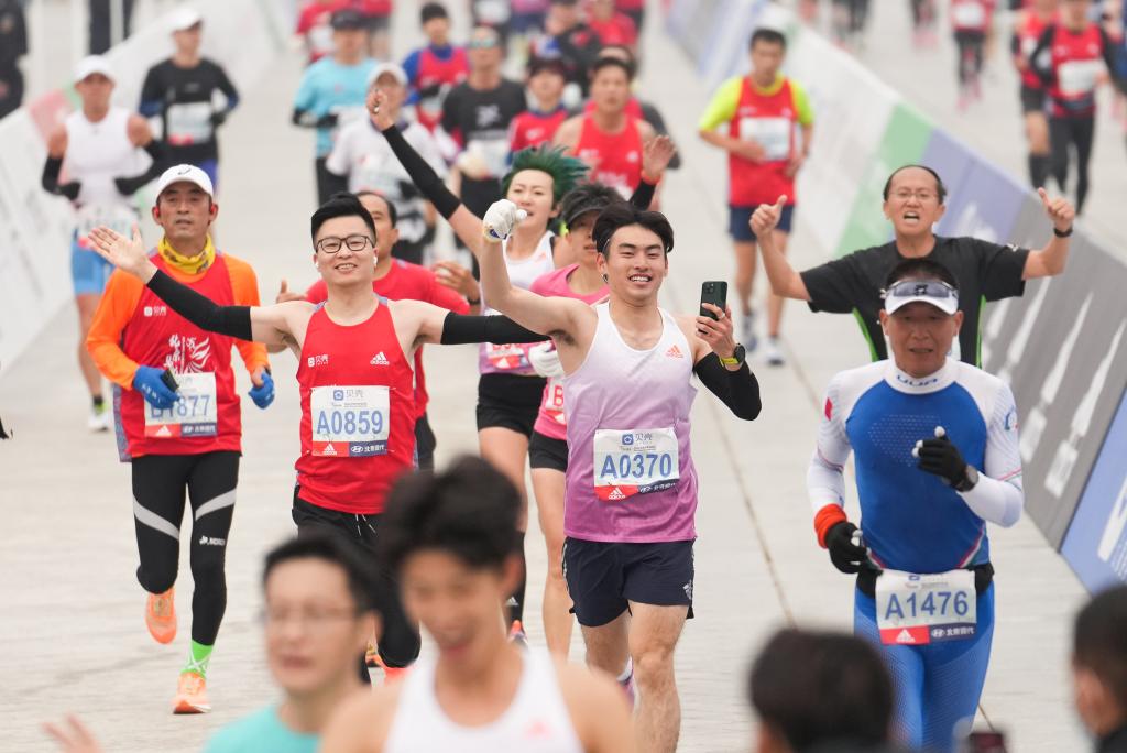 完走サポーターたちが86歳のランナーに伴走してゴール！　北京マラソン