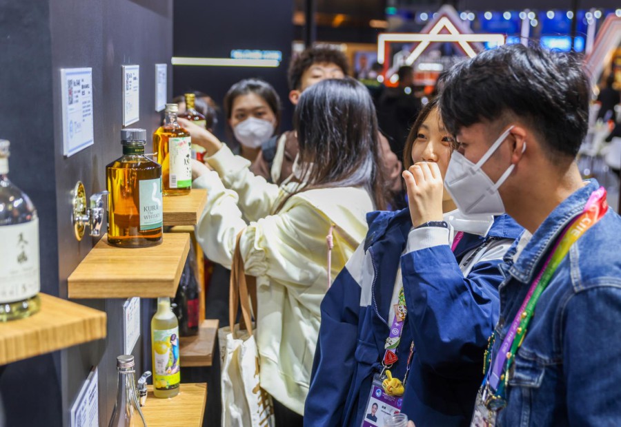 JAPAN MALLブースで蛇口を捻って日本の酒類を試飲する来場者（写真提供・JETRO上海事務所）。