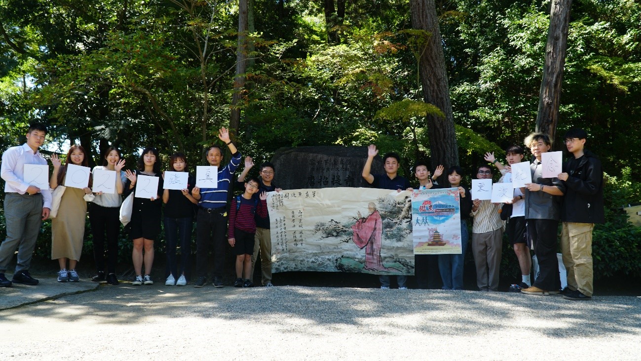 2022年9月25日、奈良の唐招提寺を訪問した「2022鑑真和上 中日学生交流プロジェクト」の中日学生交流団(撮影・呉穎)。