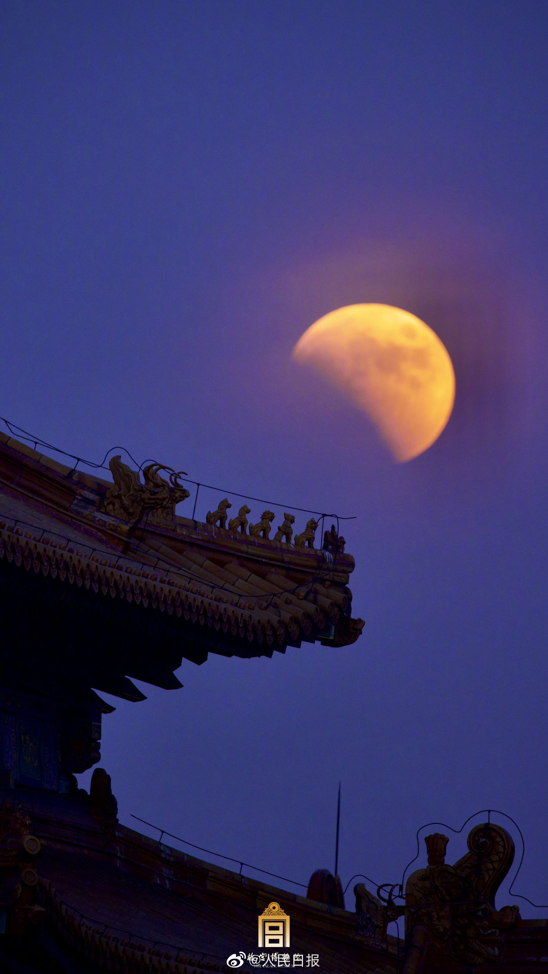 赤く染まった月と故宮の美しいコラボ　北京