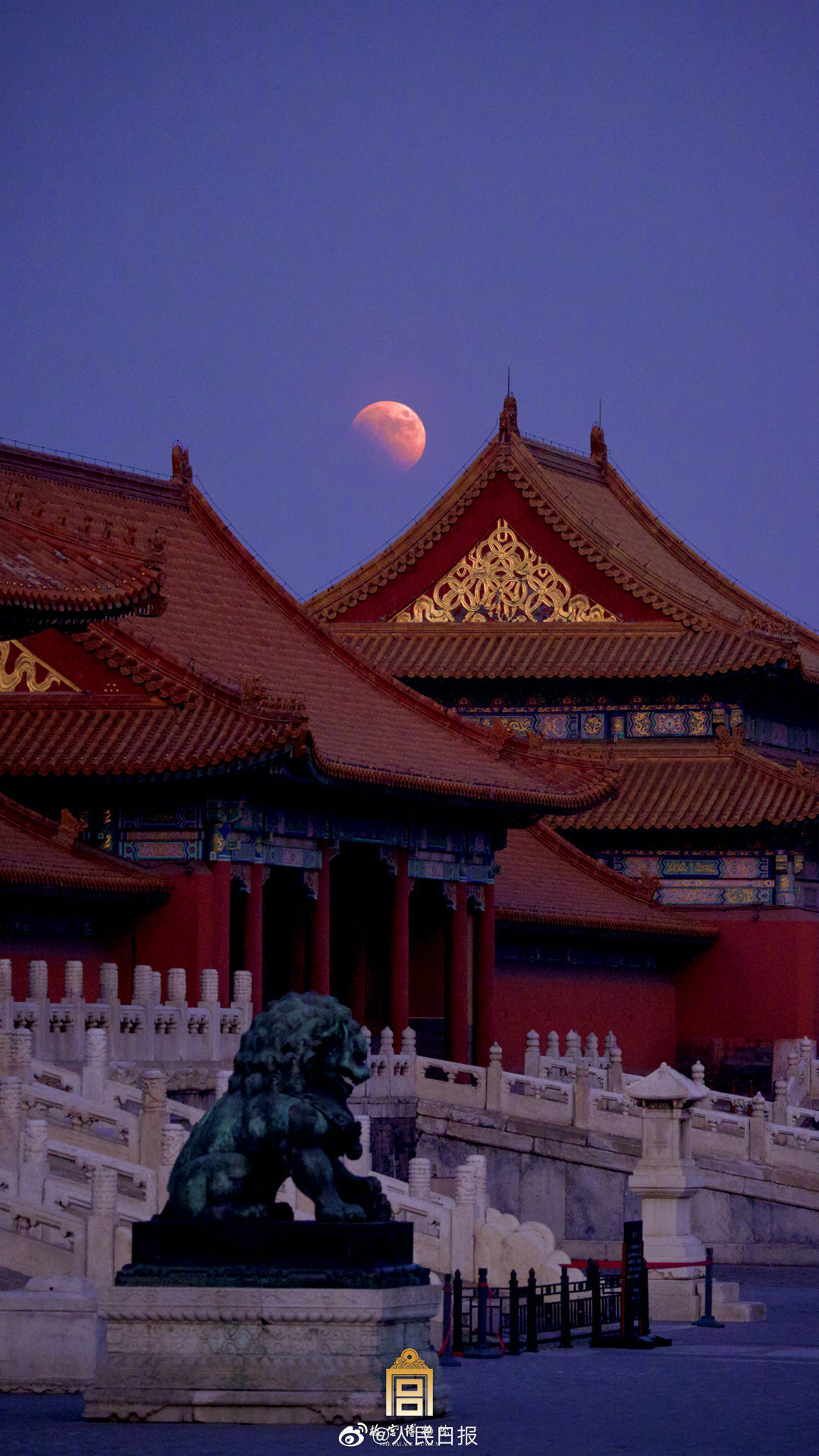 赤く染まった月と故宮の美しいコラボ　北京