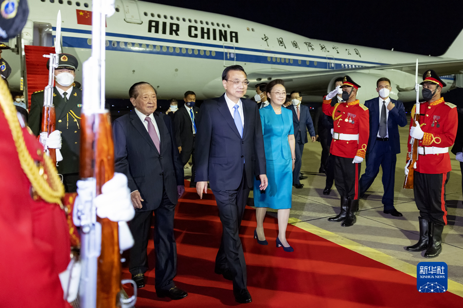 李克強総理がASEAN関連首脳会議出席とカンボジア公式訪問のためプノンペン入り