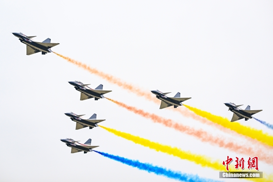 中国空軍「八一」アクロバット飛行隊が中国航空ショーで展示飛行　広東省