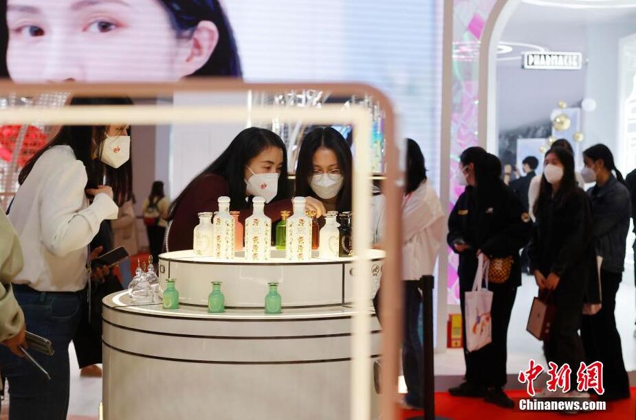 最新の化粧品を体験できる中国輸入博の消費財エリア