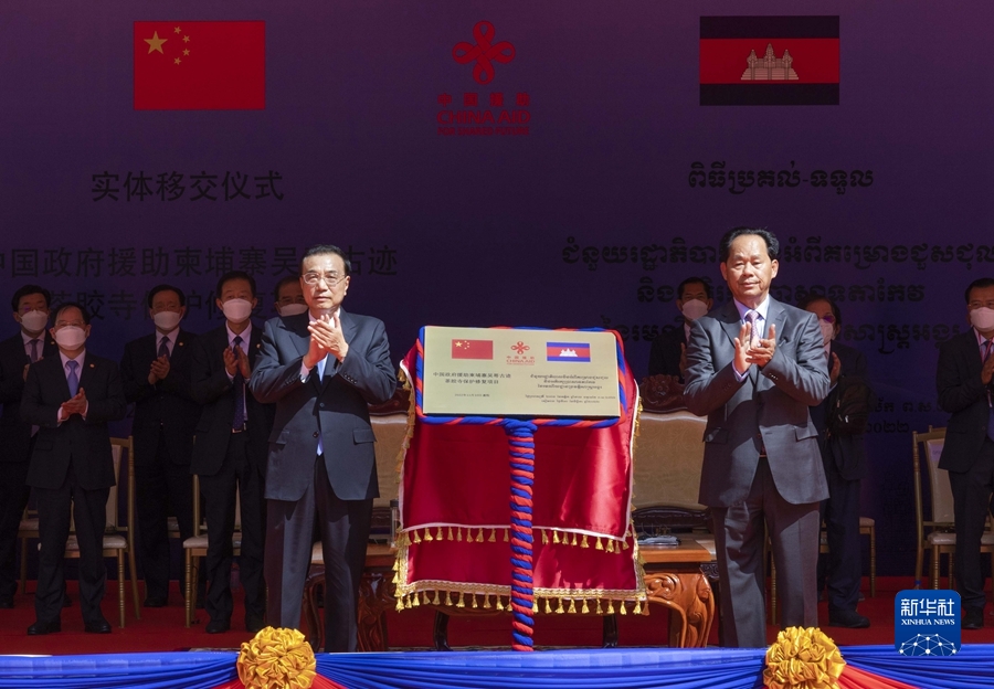 李克強総理が「中国カンボジア文化遺産交流・協力30年成果展」を見学