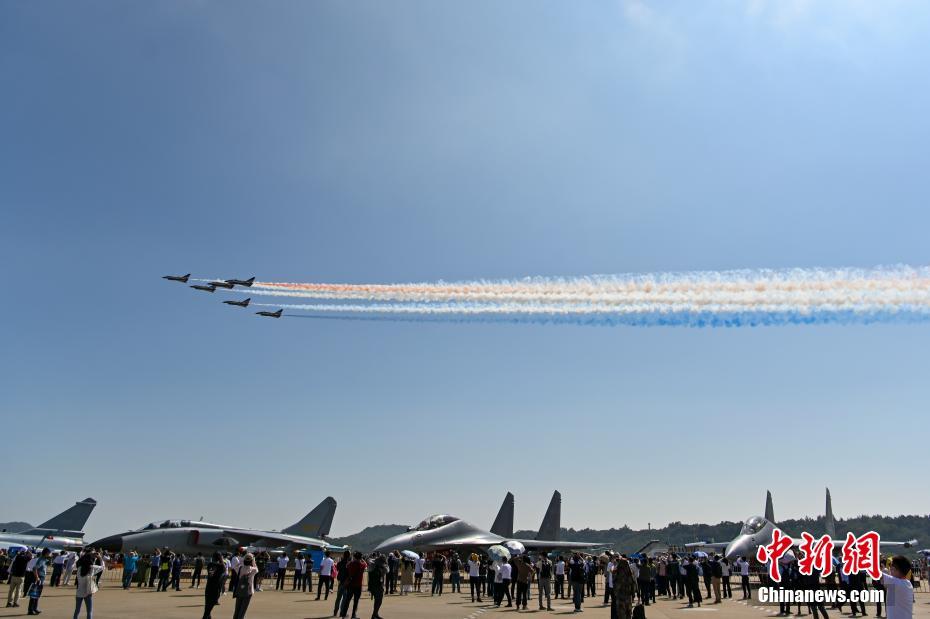 珠海の青空で華麗な展示飛行　第14回中国航空ショー