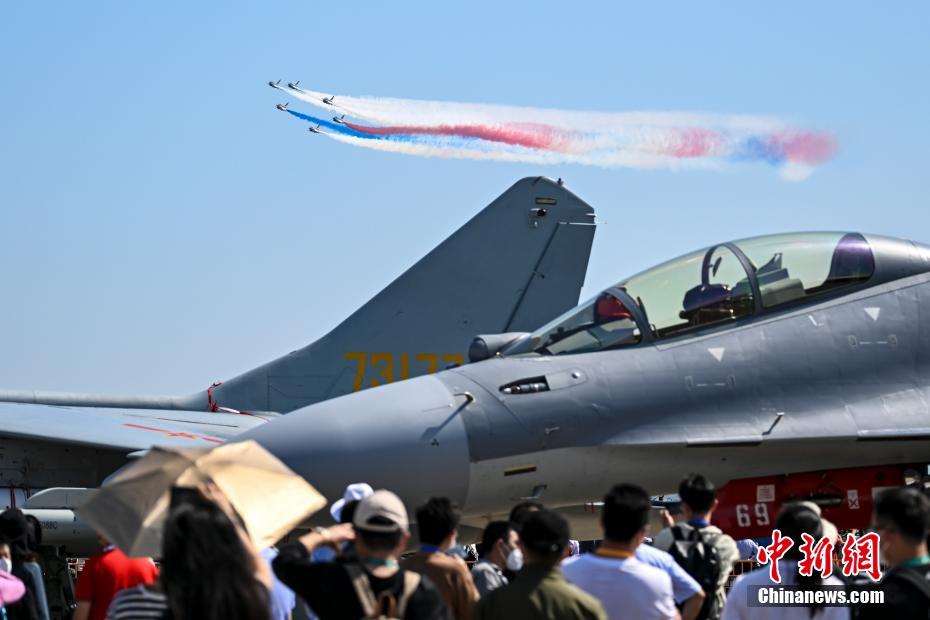 広東省珠海市で開催された第14回中国航空ショーで、中国空軍所属の「八一」アクロバット飛行隊による展示飛行を見学する観客（11月10日撮影・陳驥旻）。