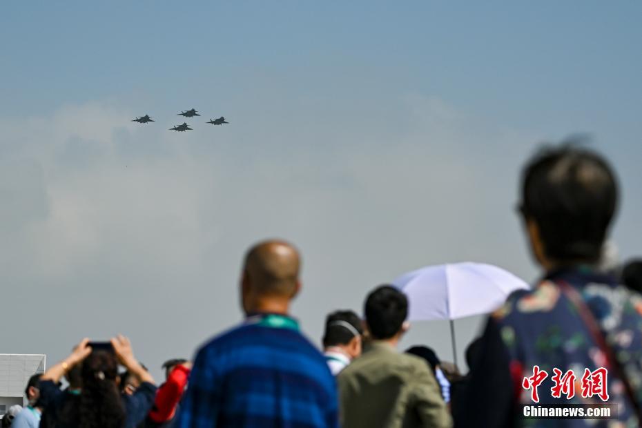 珠海の青空で華麗な展示飛行　第14回中国航空ショー