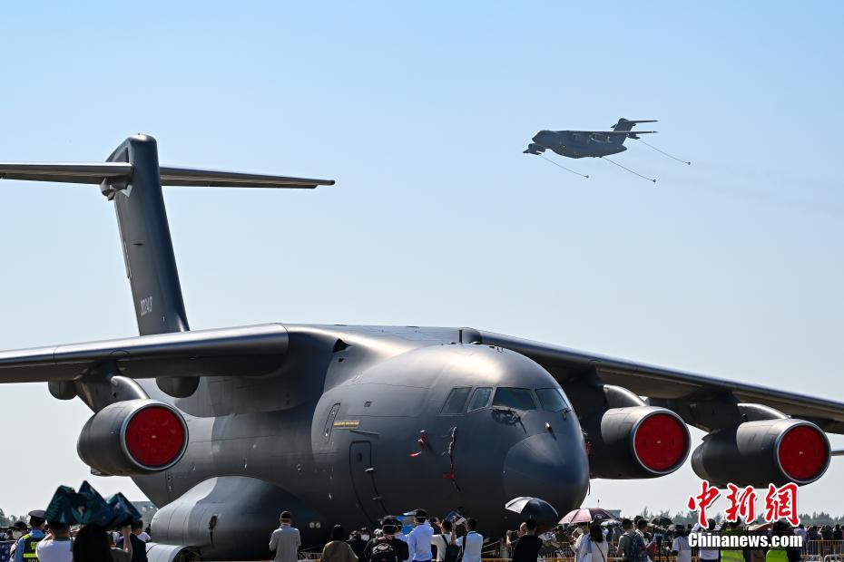 珠海の青空で華麗な展示飛行　第14回中国航空ショー