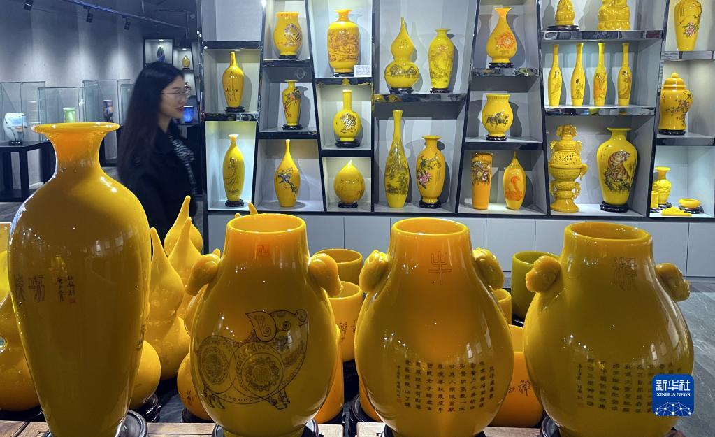 山東省淄博市の企業展示館で、ガラス工芸品を観賞する来館者（11月12日撮影・范長国）。