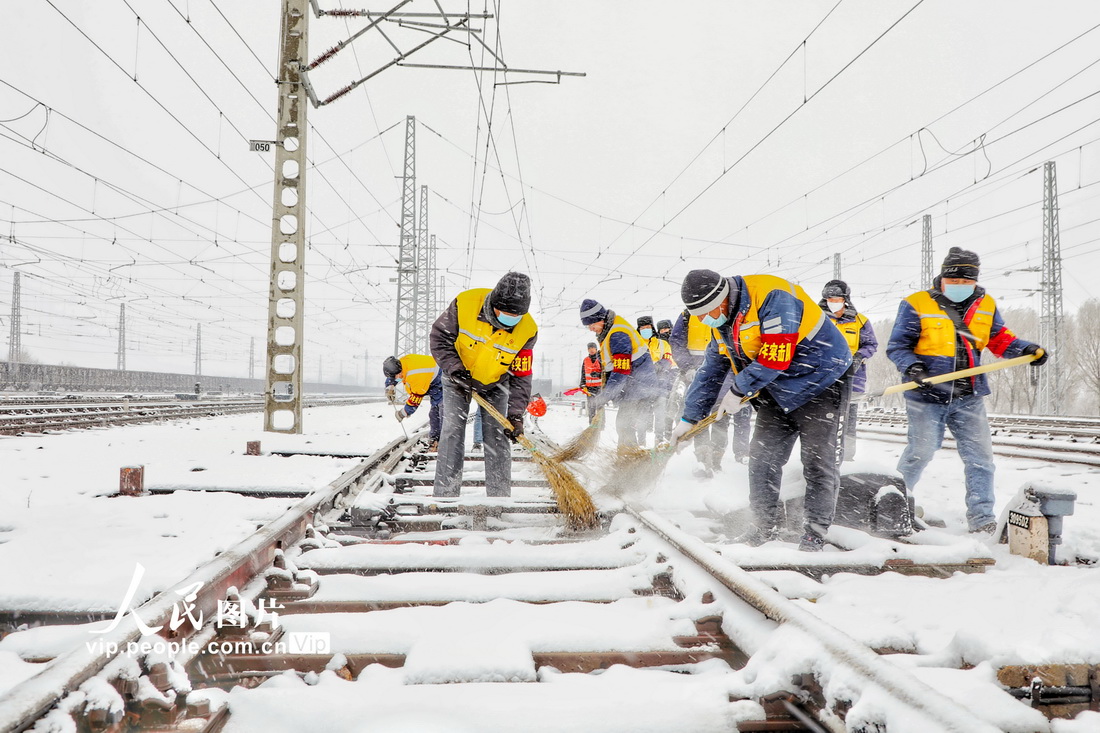 スムーズな鉄道運行確保のため夜を徹した除雪作業　遼寧省瀋陽