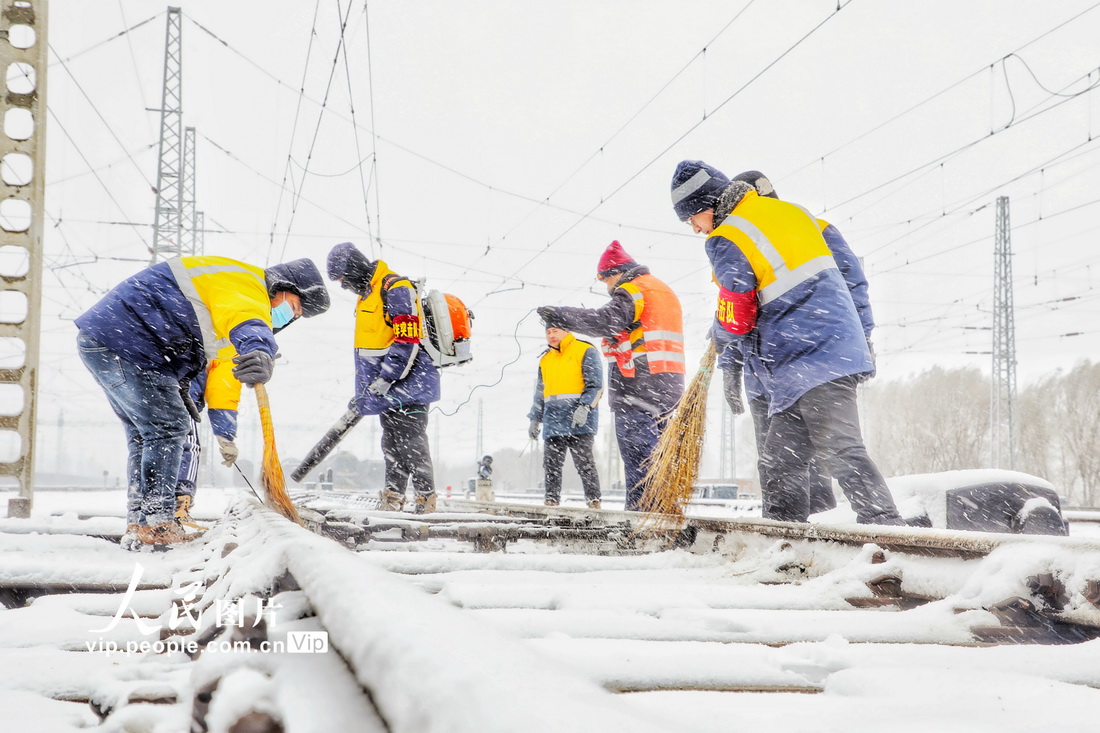 スムーズな鉄道運行確保のため夜を徹した除雪作業　遼寧省瀋陽