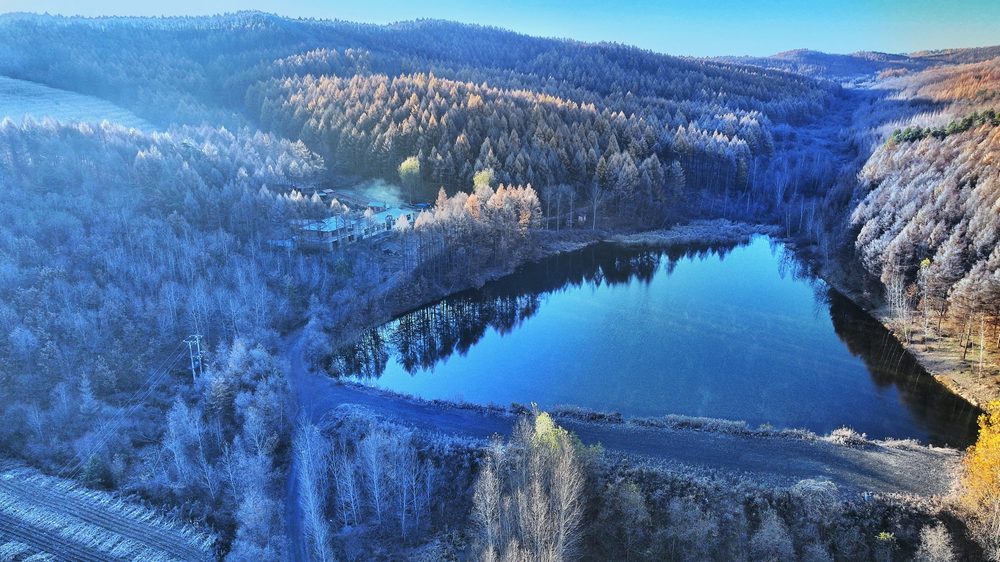 山間部に広がる雪と紅葉が織りなす初冬の美しい景色　黒竜江省林口