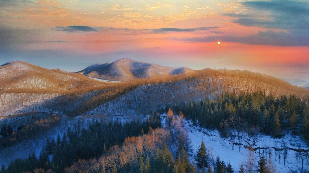 山間部に広がる雪と紅葉が織りなす初冬の美しい景色　黒竜江省林口