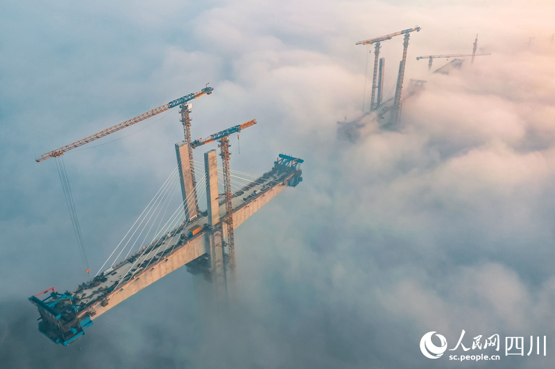 渝昆高速鉄道全線で最大スパンの連続橋。設計速度は時速350キロメートル（撮影・許達）。