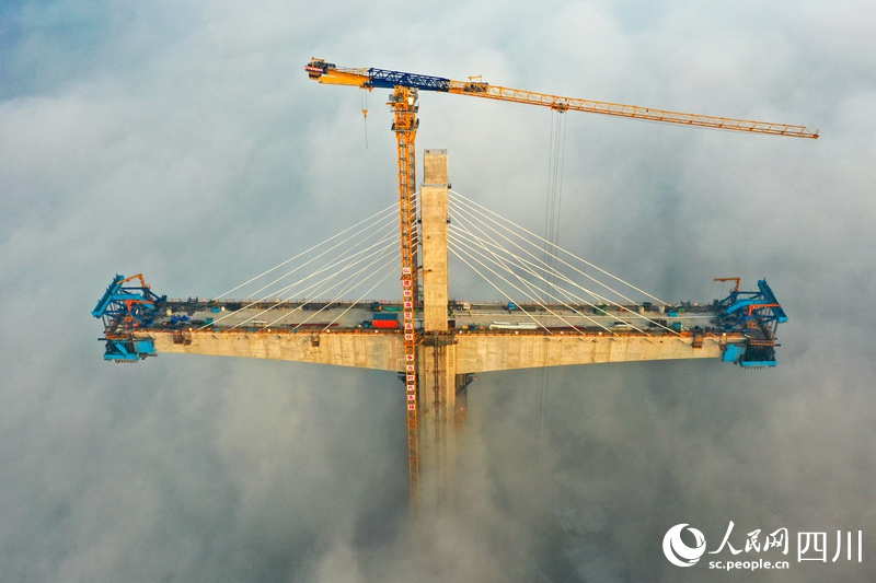 雲の上で橋を建設！高さ100メートルの建設現場　四川省