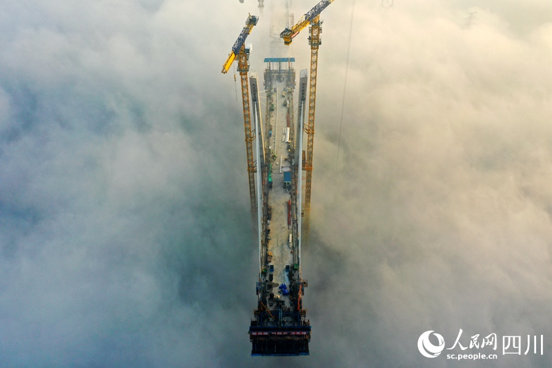 雲の上で橋を建設！高さ100メートルの建設現場　四川省