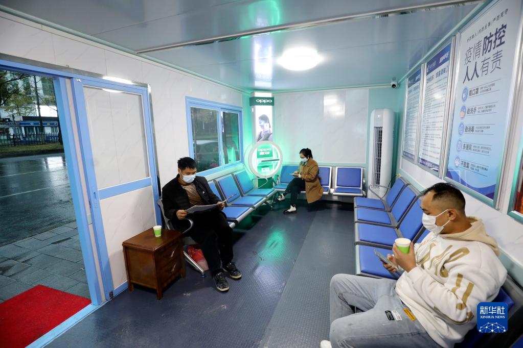 湖南省資興市の都市間バス待合室「都市の居間」で、バスを待つ乗客（11月15日撮影・李科）。