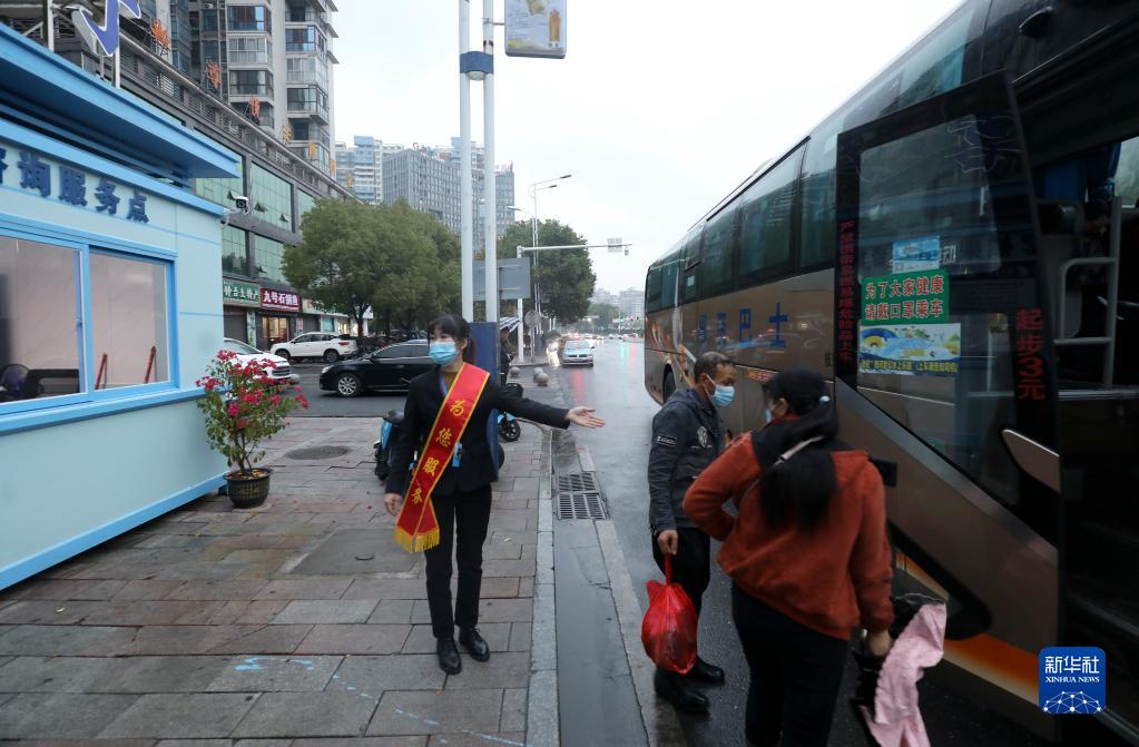 外出する市民を温かくもてなすバス待合室　湖南省資興