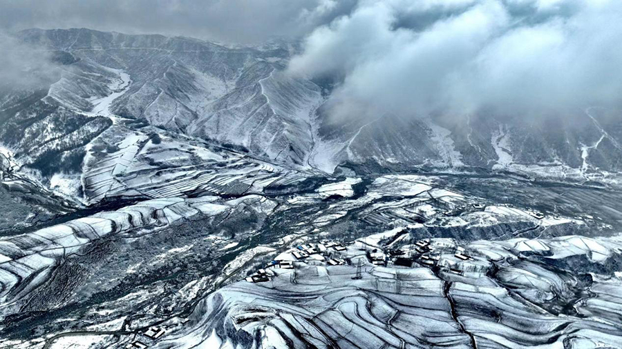 黄河沿岸に水墨画描く初雪　青海省化隆