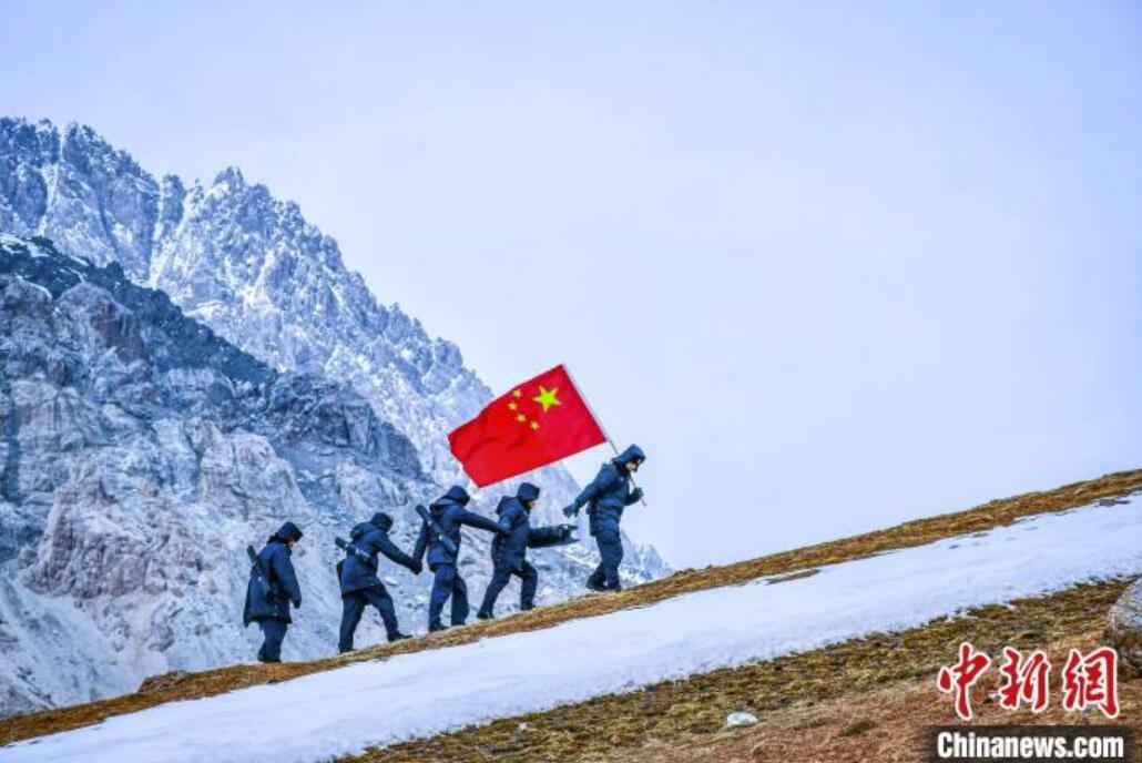 国境の平和を守るため雪中をパトロールする移民管理警察　新疆