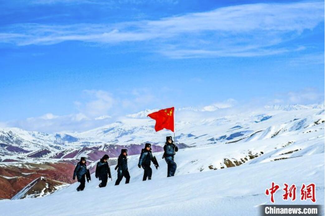 国境の平和を守るため雪中をパトロールする移民管理警察　新疆