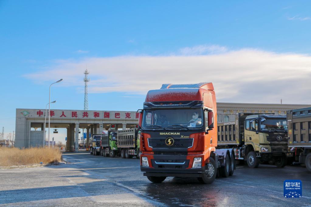 中国・カザフスタン国境の巴克図口岸で活況呈する輸出入貿易　新彊