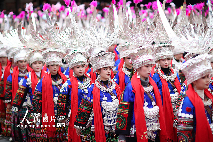 蘆笙舞を舞い「鼓蔵節」を祝う苗族の人々　貴州省雷山