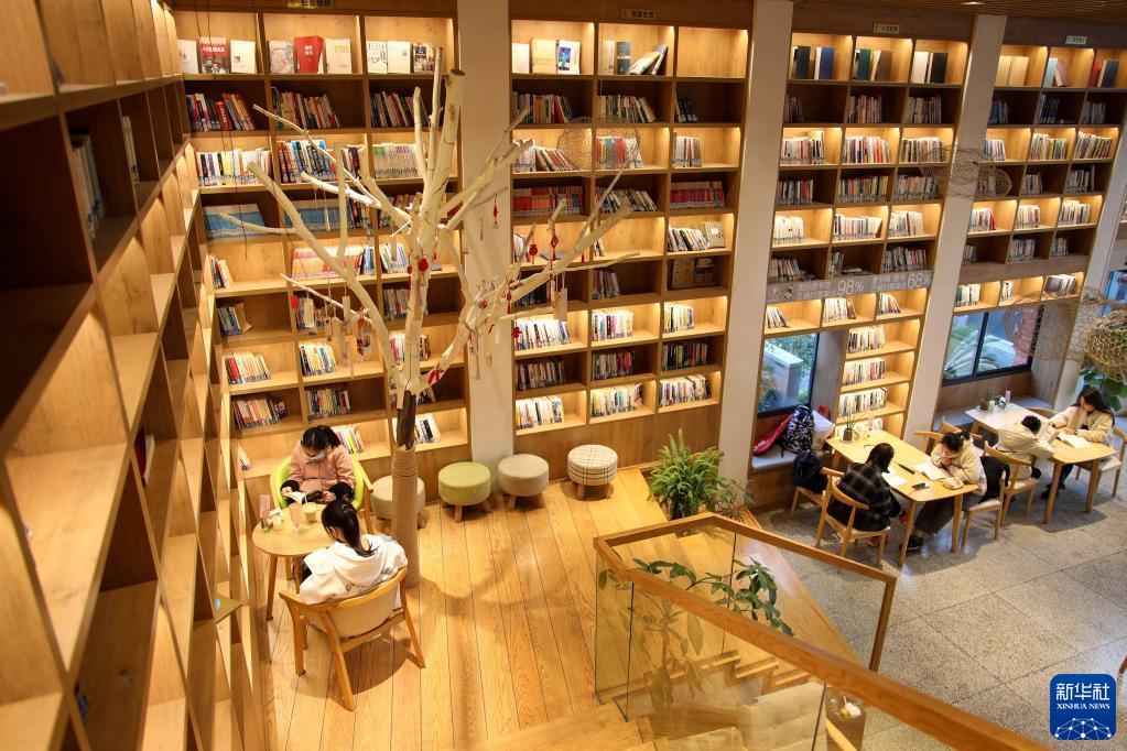 安徽省馬鞍山市の麦書閣悦書房で、読書をする市民（11月20日撮影・曹力）。