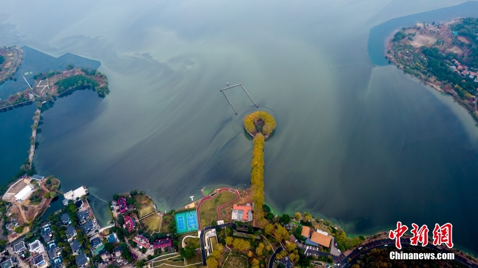 上空から眺めた武漢東湖に浮かぶ「金のスプーン」（ドローンによる撮影・張暢) 。