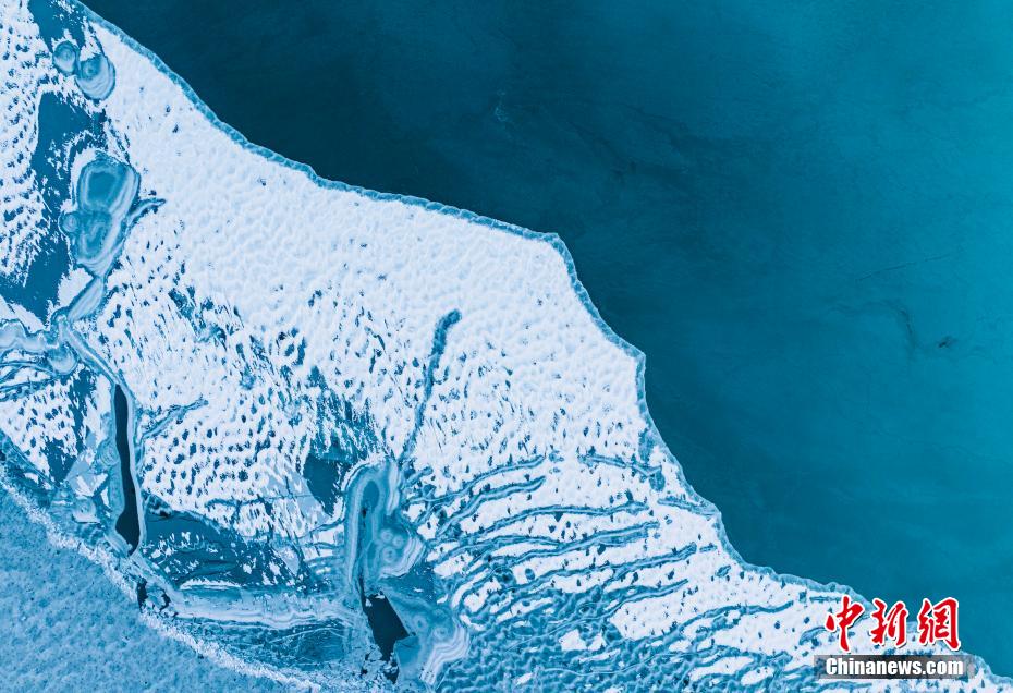 氷と雪の世界にはめ込まれた「サファイア」　青海省黄河源流の「星星海」