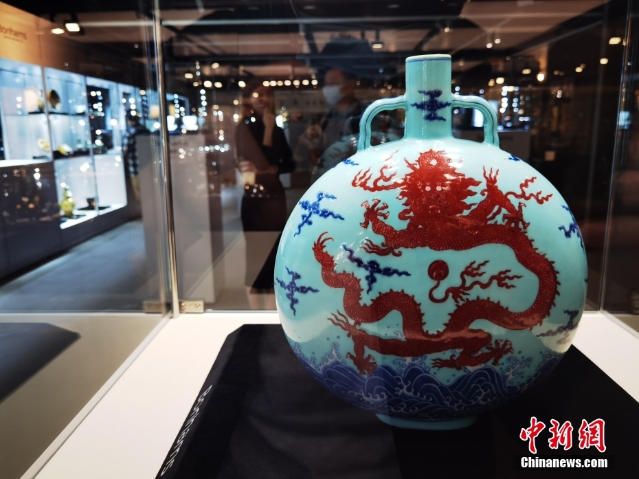 清の時代の乾隆帝が使用していた松石緑地青花釉里紅海水雲竜紋抱月瓶（11月21日撮影・索有為）。