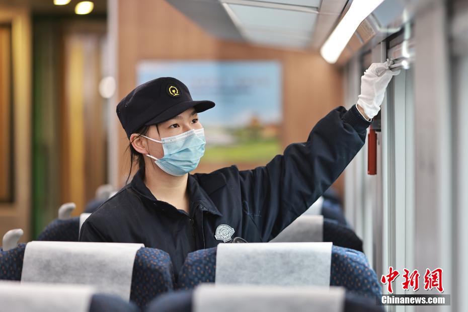 高速鉄道車両「緑巨人」の車内を点検する重慶の「鉄道列車のお医者さん」女性チームのメンバー（撮影・蘇志剛）。